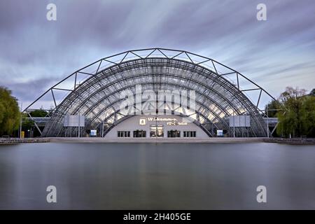 Glashalle und Westeingang der Neuen Leipziger Messe. Stockfoto