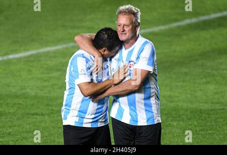 Buenos Aires, Argentinien. Oktober 2021. Raúl Alfredo Maradona (l.), Diego Armandos jüngerer Bruder, bricht in Tränen aus und wird von Ex-Fußballspieler Adrián Domenech während einer Hommage an das Idol in der 10. Minute des Spiels im Stadion „Diego Armando Maradona“ im väterlichen Viertel von La getröstet. Der Weltmeister von 1986 wäre am Samstag 61 Jahre alt geworden. Kredit: Fernando Gens/dpa/Alamy Live Nachrichten Stockfoto