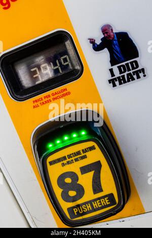 Fernley, Usa. Oktober 2021. Ein Aufkleber des US-Präsidenten, der satirisch an einer Tankstelle angebracht ist.Ein Aufkleber, auf dem Präsident Joe Biden auf den Benzinpreis hinweist. (Foto von Ty O'Neil/SOPA Images/Sipa USA) Quelle: SIPA USA/Alamy Live News Stockfoto