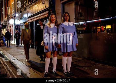 London, Großbritannien. Oktober 2021. Zwei Damen, die sich während des Halloween-Abends als Puppen verkleiden, werden am Halloween-Abend im Zentrum von London gesehen. Seit der COVID-19-Pandemie ist mehr als ein Jahr vergangen, in dem die soziale Interaktion mit anderen Menschen eingeschränkt ist. (Foto von Hesther Ng/SOPA Images/Sipa USA) Quelle: SIPA USA/Alamy Live News Stockfoto