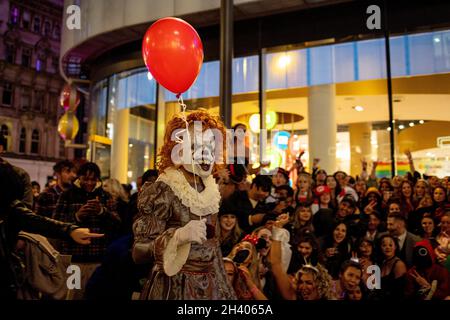 London, Großbritannien. Oktober 2021. Ein Mann, der während des Halloween-Abends als Pennywise verkleidet gesehen wird.Menschen werden in Central London für eine Nacht am Halloween-Abend gesehen. Seit der COVID-19-Pandemie ist mehr als ein Jahr vergangen, in dem die soziale Interaktion mit anderen Menschen eingeschränkt ist. (Foto von Hesther Ng/SOPA Images/Sipa USA) Quelle: SIPA USA/Alamy Live News Stockfoto