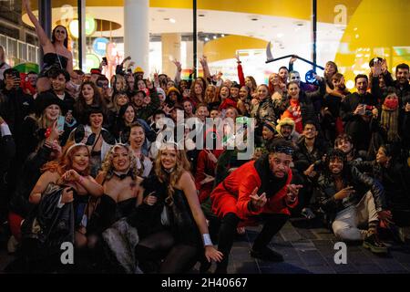 London, Großbritannien. Oktober 2021. Eine Menge Leute, die am Leicester Square zu sehen sind, bereit für die lange erwartete Nacht während des Halloween-Abends.Menschen werden in Central London für eine Nacht am Halloween-Abend gesehen. Seit der COVID-19-Pandemie ist mehr als ein Jahr vergangen, in dem die soziale Interaktion mit anderen Menschen eingeschränkt ist. (Foto von Hesther Ng/SOPA Images/Sipa USA) Quelle: SIPA USA/Alamy Live News Stockfoto