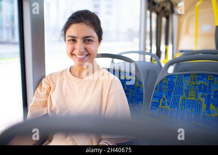 Indische Frau fahren im öffentlichen Nahverkehr Bus oder Straßenbahn. Stockfoto