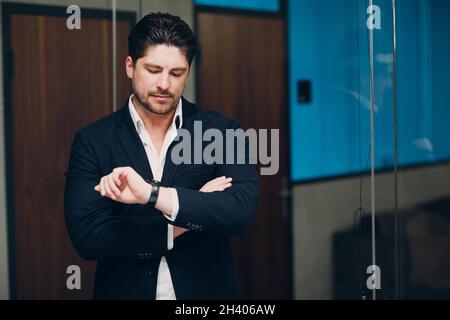 Portrait Mann Geschäftsmann in schwarzem Anzug im Büro. Stockfoto