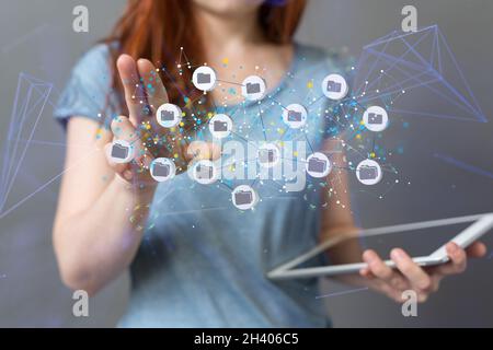 Eine Frau mit unscharfem Hintergrund und Tablet in der Hand, die 3D-Rendering für digitale Datennetzwerke verwendet Stockfoto