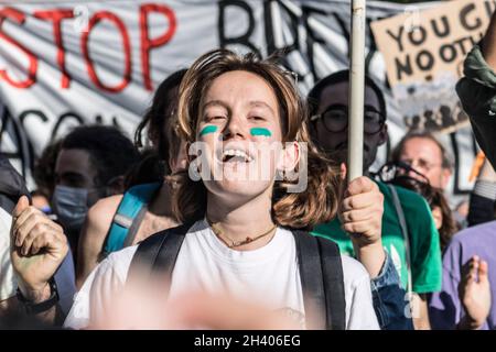 Rom, Italien. Oktober 2021. Anlässlich der G20 in Rom demonstrierten Tausende von Menschen, um die falsche Politik der italienischen Regierung und die Entscheidungen aller Staatsoberhäupter anzuprangern. Vor allem die Entscheidungen in Bezug auf Umwelt, Arbeit und Migranten wurden bestritten. (Foto von Elisa Bianchini/Pacific Press) Quelle: Pacific Press Media Production Corp./Alamy Live News Stockfoto