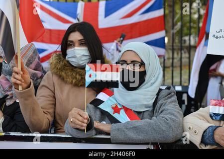 London, Großbritannien. Oktober 2021. Während der Demonstration halten Demonstranten südjemenitische Flaggen fest.Mitglieder der südjemenitischen Bevölkerung des Vereinigten Königreichs veranstalteten eine Demonstration in Whitehall gegenüber der Downing Street, bei der sie um Unterstützung riefen und sagten, dass der Fall Shabwa ein Risiko für die internationale Stabilität, Sicherheit und einen dauerhaften Frieden darstellt. Sie sagen, dass die UNO machtlos und ahnungslos zu sein scheint, nach 7 Jahren Krieg im Jemen Frieden zu bringen. (Foto von Thomas Krych/SOPA Images/Sipa USA) Quelle: SIPA USA/Alamy Live News Stockfoto