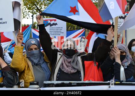 London, Großbritannien. Oktober 2021. Während der Demonstration halten Demonstranten südjemenitische Flaggen fest.Mitglieder der südjemenitischen Bevölkerung des Vereinigten Königreichs veranstalteten eine Demonstration in Whitehall gegenüber der Downing Street, bei der sie um Unterstützung riefen und sagten, dass der Fall Shabwa ein Risiko für die internationale Stabilität, Sicherheit und einen dauerhaften Frieden darstellt. Sie sagen, dass die UNO machtlos und ahnungslos zu sein scheint, nach 7 Jahren Krieg im Jemen Frieden zu bringen. (Foto von Thomas Krych/SOPA Images/Sipa USA) Quelle: SIPA USA/Alamy Live News Stockfoto