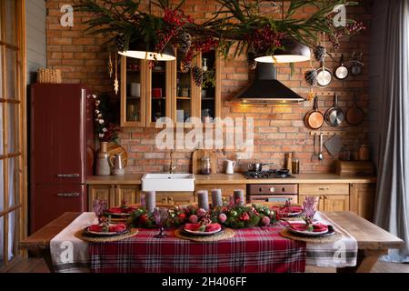 Gemütlich eingerichtete Küche bereit für die Weihnachtsfeier Stockfoto