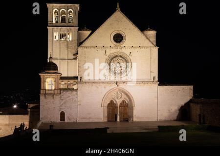 Basilika von Assisi bei Nacht, Region Umbrien, Italien. Die Stadt ist berühmt für die wichtigste italienische Basilika, die dem Hl. Fra gewidmet ist Stockfoto