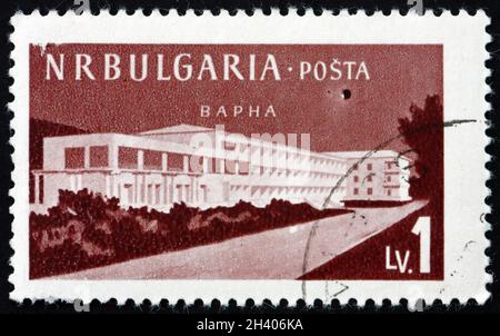 BULGARIEN - UM 1958: Eine in Bulgarien gedruckte Marke zeigt das Hotel in Varna, bulgarischem Kurort, um 1958 Stockfoto