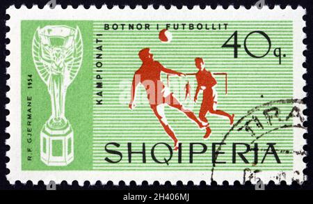 ALBANIEN - UM 1966: Eine in Albanien gedruckte Marke zeigt die Szene von Fußballspielen, Fußball-WM, Wembley, England, um 1966 Stockfoto