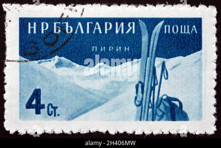 BULGARIEN - UM 1958: Eine in Bulgarien gedruckte Marke zeigt Skier und Pirin Berge, bulgarischer Kurort, um 1958 Stockfoto