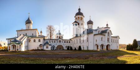 Panoramablick auf die Kirchen des russisch-orthodoxen Krypetsky-Klosters. Pskow-Region, Russland Stockfoto