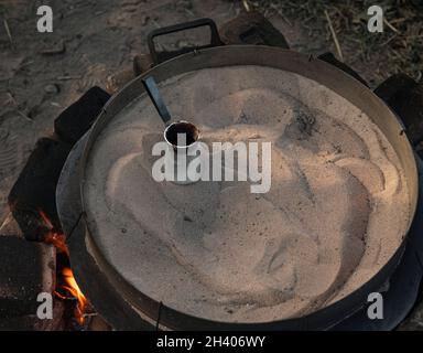 Türkischer Kaffee, der durch Kochen im Sand zubereitet wird. Stockfoto