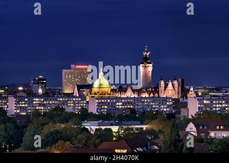 Leipzig bei Nacht mit dem Westin Hotel, Bundesverwaltungsgericht, neuem Rathaus und vielem mehr. Stockfoto