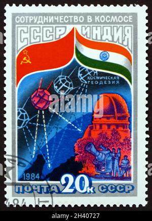 RUSSLAND - UM 1984: Eine in Russland gedruckte Briefmarke zeigt Satelliten und Observatorium für Geodäsie, Interkosmos Cooperative Space Program (UdSSR-Indien), circa Stockfoto