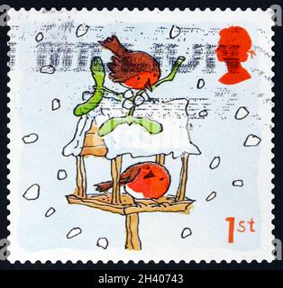 GROSSBRITANNIEN – UM 2001: Eine in Großbritannien gedruckte Briefmarke zeigt Robins und Vogelhaus, Weihnachten, um 2001 Stockfoto