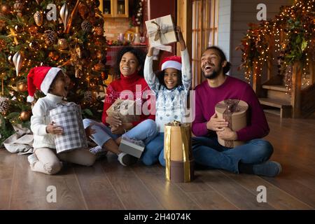 Portrait einer glücklichen Birazialfamilie Feiern Sie Weihnachten gemeinsam Stockfoto