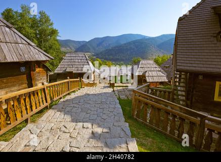 Traditionelles Dorf Drvengrad Mecavnik - Serbien Stockfoto