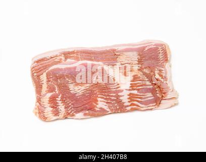 Ein Stapel von geschnittenem rohem Speck auf weißem Hintergrund Stockfoto