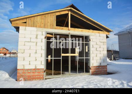 Garage im Bau. Bau Neubau Metallrahmen Garagentor. Stockfoto