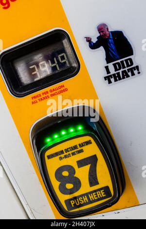 Fernley, Usa. Oktober 2021. Ein Aufkleber des US-Präsidenten, der satirisch an einer Tankstelle angebracht ist.Ein Aufkleber, auf dem Präsident Joe Biden auf den Benzinpreis hinweist. Kredit: SOPA Images Limited/Alamy Live Nachrichten Stockfoto