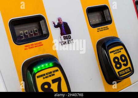 Fernley, Usa. Oktober 2021. Ein Aufkleber des US-Präsidenten neben Gas mit einem Preis von 3.949. Ein Aufkleber mit Präsident Joe Biden, der auf den Benzinpreis zeigt. Kredit: SOPA Images Limited/Alamy Live Nachrichten Stockfoto