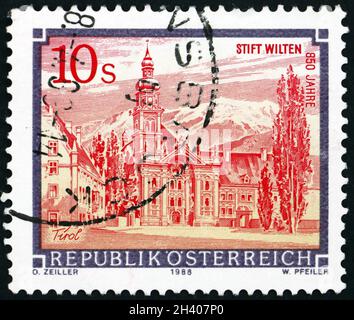 ÖSTERREICH - UM 1988: Eine in Österreich gedruckte Briefmarke zeigt das Kloster Wilten, um 1988 Stockfoto