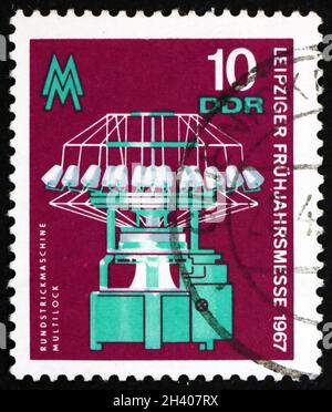 DEUTSCHLAND - UM 1967: Eine in Deutschland gedruckte Briefmarke zeigt kreisförmige Strickmaschine, Leipziger Frühjahrsmesse, um 1967 Stockfoto