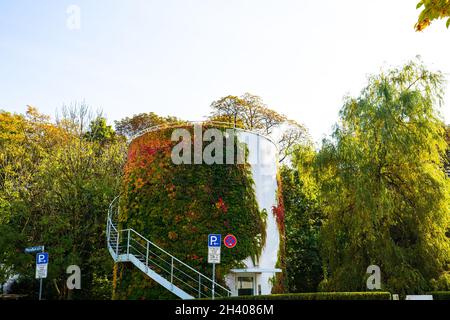 Rundes Haus im Herbst mit bunten Blättern, München Stockfoto