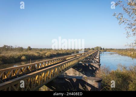 Moerputtenbrücke, Eisenbahnbrücke aus dem 19. Jahrhundert, die nicht mehr in Gebrauch ist, dient heute als Wanderweg, der durch das Naturschutzgebiet in den Niederlanden führt Stockfoto