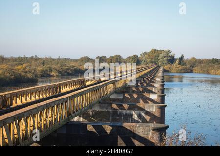 Moerputtenbrücke, Eisenbahnbrücke aus dem 19. Jahrhundert, die nicht mehr in Gebrauch ist, dient heute als Wanderweg, der durch das Naturschutzgebiet in den Niederlanden führt Stockfoto