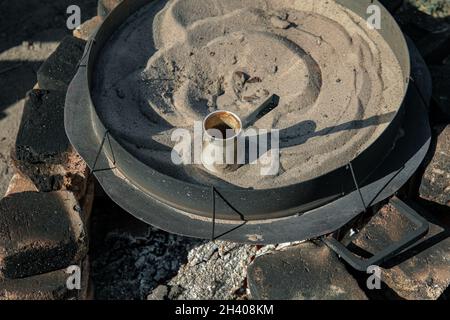 Türkischer Kaffee, der durch Kochen im Sand zubereitet wird. Stockfoto