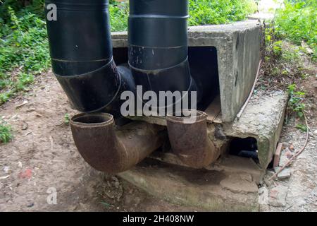 Alte und neue Rohre vor Ort, im Sommer Stockfoto