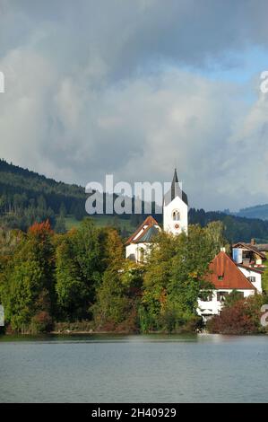 Katholische Pfarrkirche St. Walburga, Philipp und Jakobus in Weißensee Stockfoto