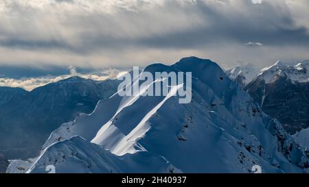 Auf dem Berg Zoncolan, Karnischen alpen nach einem großen Schneefall. Provinz Udine, Region Friaul-Julisch Venetien, Italien Stockfoto