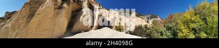 Landschaft lame rosse Fiastra See in den Marken in Italien. Monument Valley in italien Stockfoto