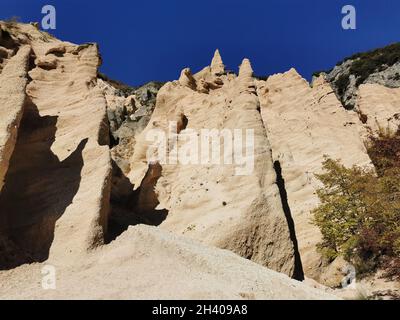 Landschaft lame rosse Fiastra See in den Marken in Italien. Monument Valley in italien Stockfoto