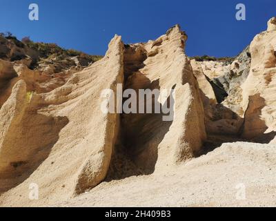 Landschaft lame rosse Fiastra See in den Marken in Italien. Monument Valley in italien Stockfoto