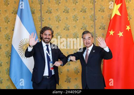 Rom, Italien. Oktober 2021. Der chinesische Staatsrat und Außenminister Wang Yi (R) trifft sich mit dem argentinischen Außenminister Santiago Cafiero am 30. Oktober 2021 in Rom, Italien. Quelle: Zhang Cheng/Xinhua/Alamy Live News Stockfoto