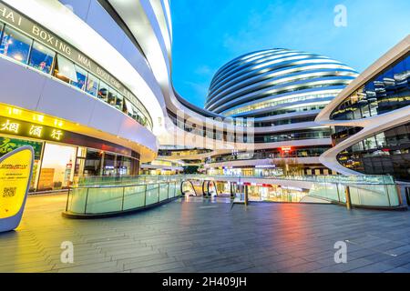 Peking, China - September 20,2020:Galaxy Soho Building ist ein urbaner Komplex, der 2014 eröffnet wurde und von der Architektin Zaha Hadid entworfen wurde Stockfoto