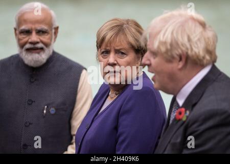 Rom, Italien. Oktober 2021. Bundeskanzlerin Angela Merkel (C) blickt auf den britischen Premierminister Boris Johnson während ihres Besuchs am Trevi-Brunnen am Rande des G20-Gipfels der Staats- und Regierungschefs. Quelle: Oliver Weiken/dpa/Alamy Live News Stockfoto