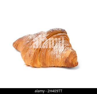 Gebackene Croissants auf weißem Hintergrund isoliert und mit Puderzucker bestreut Stockfoto