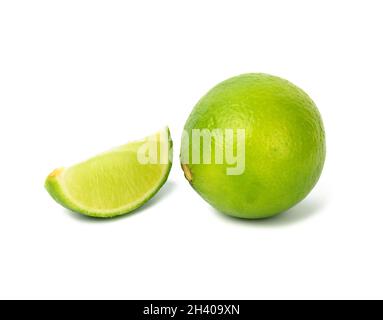 Limette mit Scheibe isoliert auf weißem Hintergrund Stockfoto