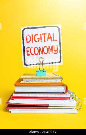 Schild mit der Anzeige „Digital Economy“. Geschäftskonzept wirtschaftliche Aktivitäten, die auf digitalen Technologien basieren bunte Idee Prese Stockfoto