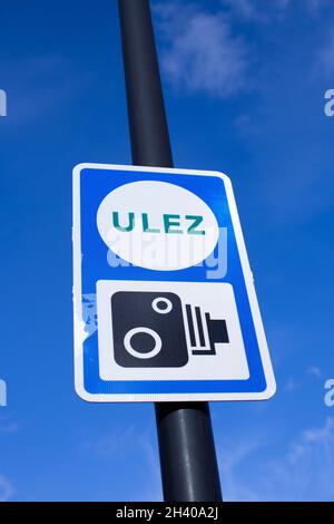 Brixton, England. 30. Oktober 2021. ULEZ-Grenzschild auf der South Circular Road nach der Ultra Low Emissions Zone Extension durch London. Stockfoto