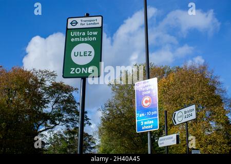 Brixton, England. 30. Oktober 2021. ULEZ-Grenzschild auf der South Circular Road nach der Ultra Low Emissions Zone Extension durch London. Stockfoto