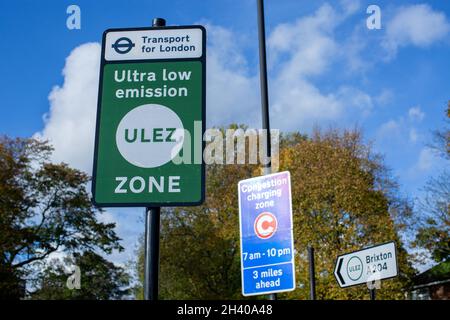 Brixton, England. 30. Oktober 2021. ULEZ-Grenzschild auf der South Circular Road nach der Ultra Low Emissions Zone Extension durch London. Stockfoto