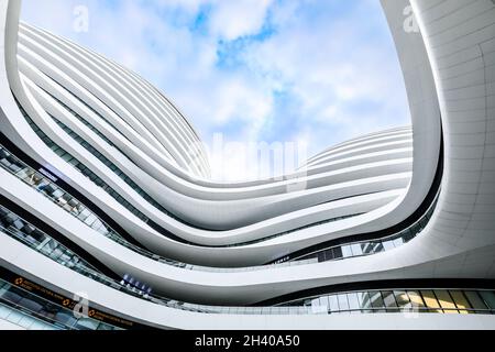 Peking, China - September 21,2020:Galaxy Soho Building ist ein urbaner Komplex, der 2014 eröffnet wurde und von der Architektin Zaha Hadid entworfen wurde Stockfoto